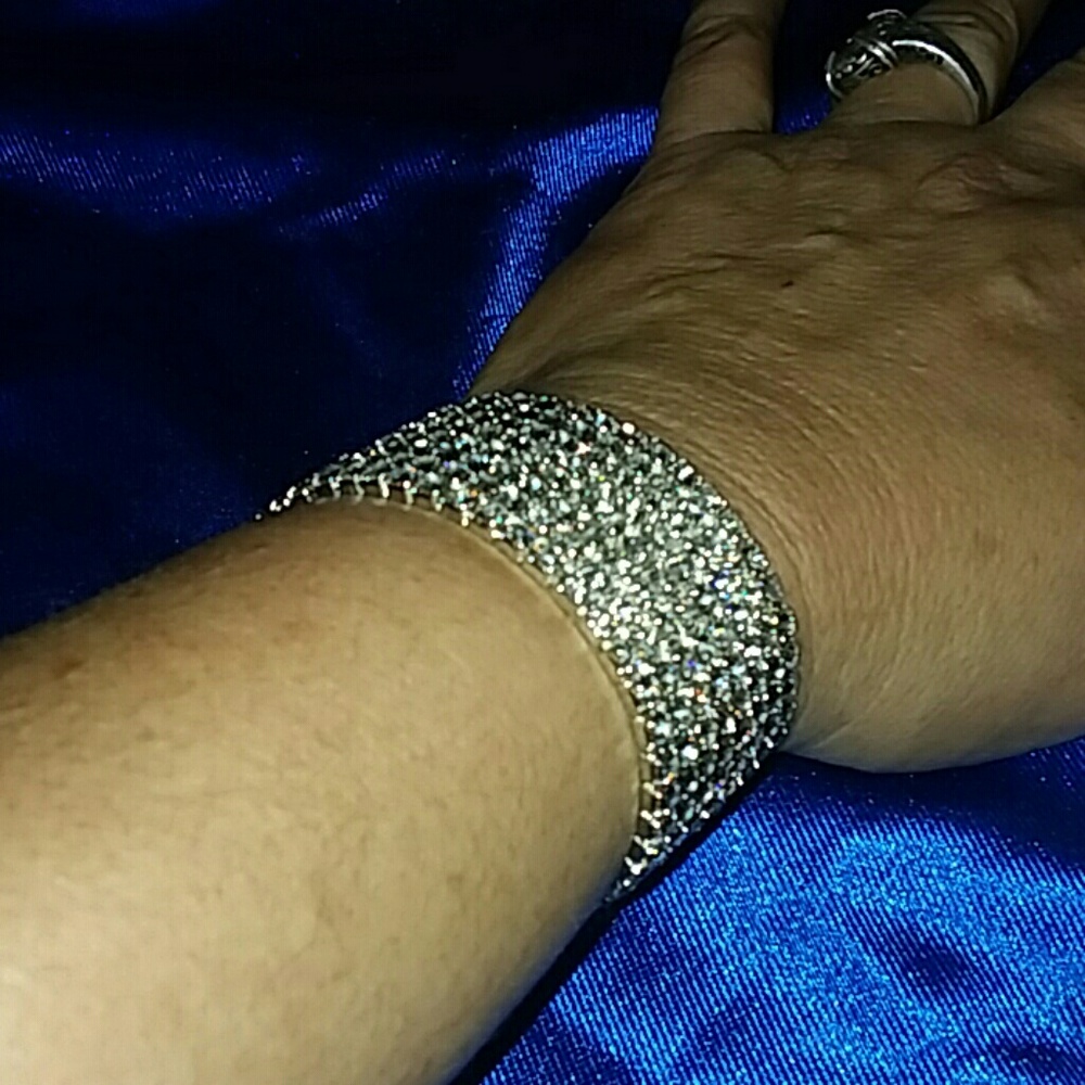 Beautiful Stretch Rhinestone Bracelet - Picture 3 of 5